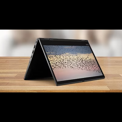 Portátil dobrado em modo tenda sobre superfície de madeira clara