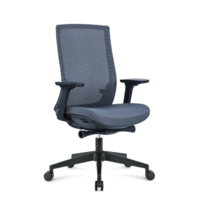 cadeira de escritório cinzenta com base preta e rodas