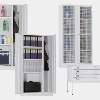 Armários metálicos brancos para armazenamento, fechados e abertos, mostrando conteúdo interno e etiquetas nas gavetas.