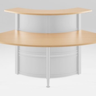 Mesa curva de madeira clara com estrutura metálica branca e tampo superior menor
