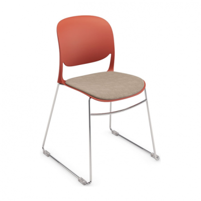 Cadeira vermelha com assento almofadado cinza e pernas metálicas prateadas