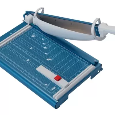 Guilhotina para papel azul e branca com lâmina e base com marcações de medidas