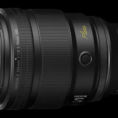 Objetiva de câmara fotográfica NIKKOR Z 35mm 1:1.8 S preta com detalhes em amarelo e branco