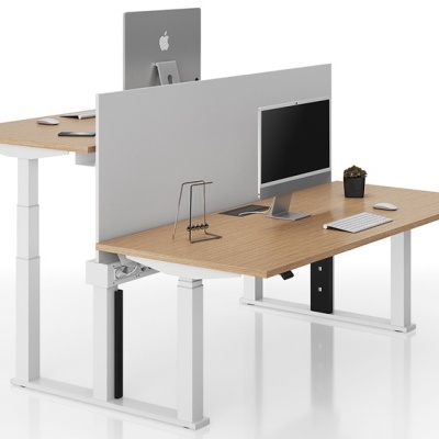 Mesa dupla de escritório com tampo de madeira e divisória cinzenta