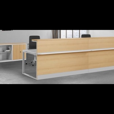 Mostrador de receção em madeira clara com acabamento metálico e cadeiras de escritório