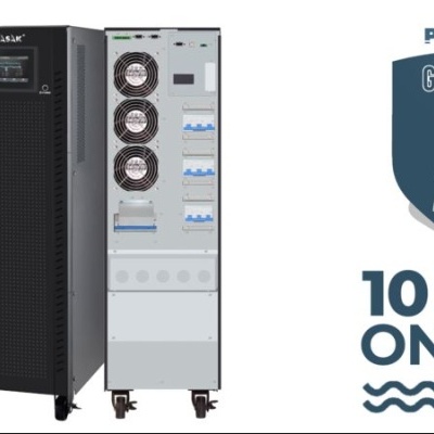 Unidade de no-break UPS Phasak 10 KVA online preta com painel frontal exposado e indicação de garantia de 3 anos