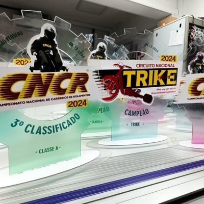 Troféus acrílicos coloridos para campeonato de motociclismo sobre uma superfície branca