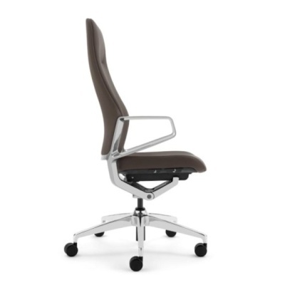 Cadeira de escritório castanha com estrutura metálica e rodas