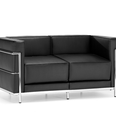 Sofá preto de dois lugares com estrutura metálica cromada