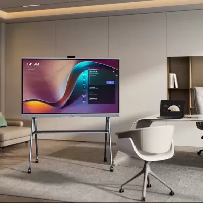 sala moderna com televisão em suporte metálico e mobiliário cinza e branco