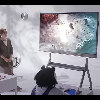 Televisor de ecrã plano com imagem de espaço num ambiente interior com pessoas.