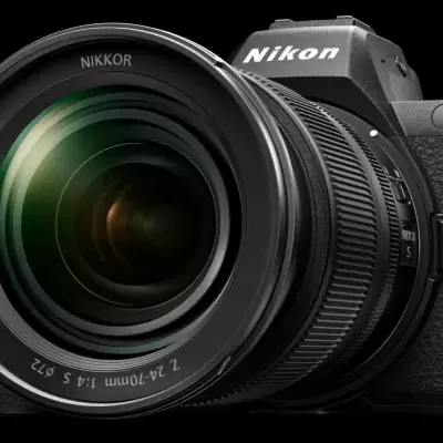 Câmara fotográfica digital preta Nikon com lente NIKKOR Z 24-70mm