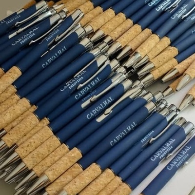 Muitas canetas azuis com pega de cortiça e texto branco CARVALHAL REGIÃO