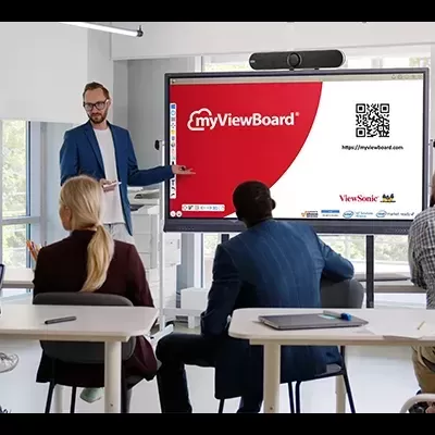 Pessoa a apresentar software myViewBoard num ecrã digital numa sala de reuniões moderna.