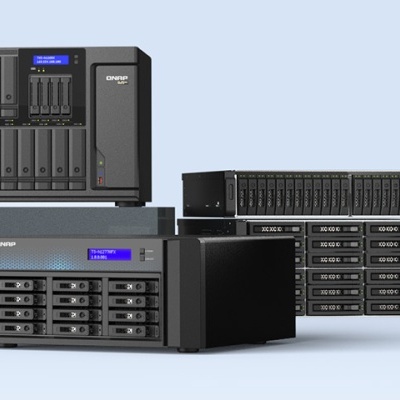 Dispositivos de armazenamento Onpro com várias baías para discos rígidos em preto e ecrãs LED azul