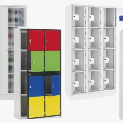 Armários metálicos para armazenamento com portas coloridas e numeradas