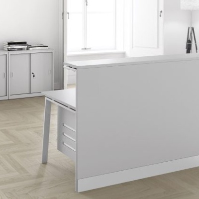 Mesa de escritório modular branca com painel frontal e armário branco ao fundo