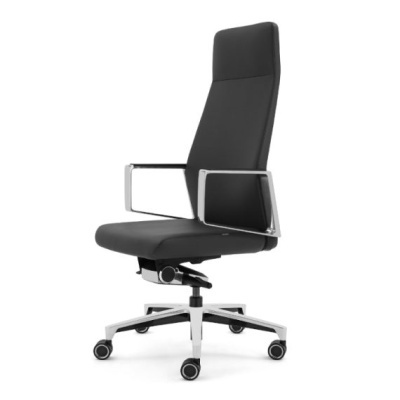 Cadeira de escritório preta com encosto alto e base metálica giratória