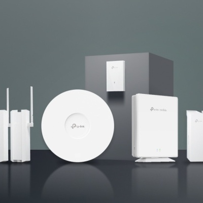 Dispositivos de rede TP-Link em branco sobre mesa escura