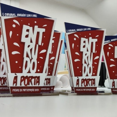 Prémios de acrílico para o evento Entrudo à Porta exibidos em fila