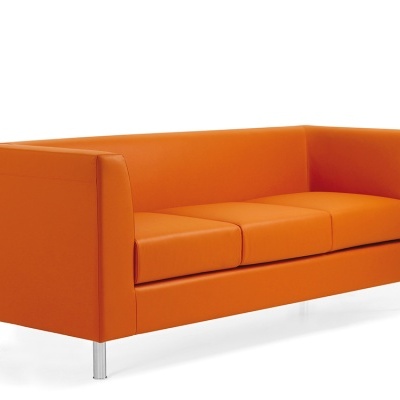 Sofá três lugares laranja com pés metálicos