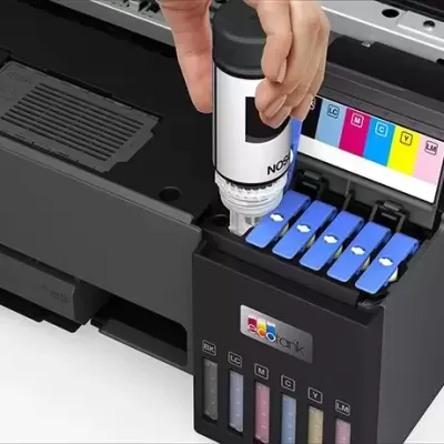 Impressora Epson com tinteiros visíveis e garrafa de tinta a ser usada
