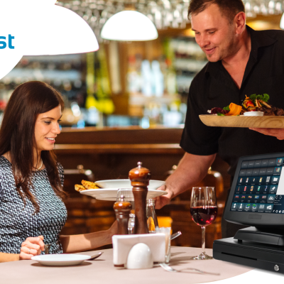 Sistema PDV touchscreen XD Rest em restaurante com clientes e empregado