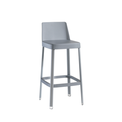 Banco alto cinza com pernas metálicas finas e assento plástico