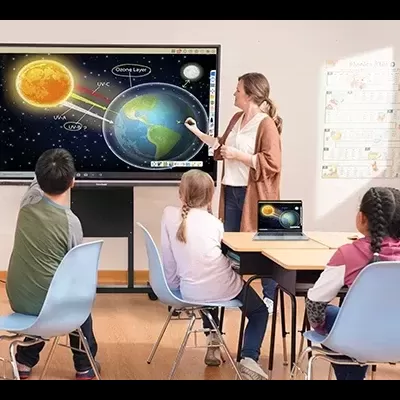 Monitor digital com imagem do sistema solar e alunos numa sala de aula moderna