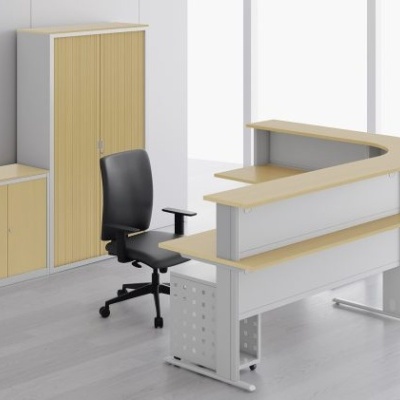 Conjunto de móveis de escritório com secretária de receção, cadeira giratória e armários, em madeira clara e cinza.