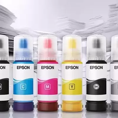 Frascos de tinta Epson em várias cores com fundo de pilhas de papel