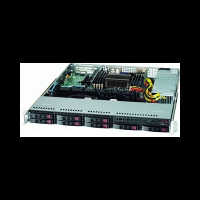 Servidor de rack aberto com baias frontais pretas e circuitos internos visíveis