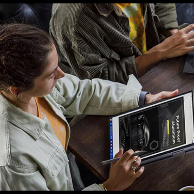 Pessoa a usar tablet digital com imagem de carro e texto Your Book Automotive