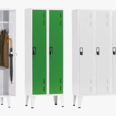 Armários metálicos com portas brancas e verdes, um aberto mostrando casaco e guarda-chuva.