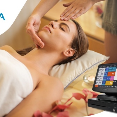 Mulher em massagem facial com equipamento eletrónico de spa ao lado