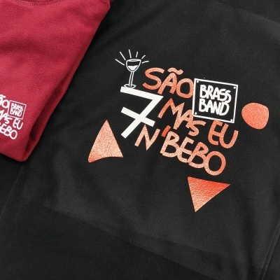 Casaco preto e vermelho com texto branco e laranja