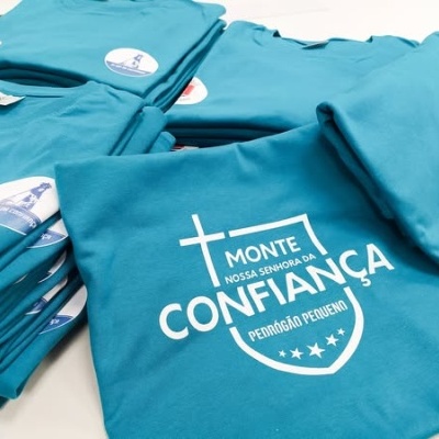 T-shirts azuis com estampado branco 'MONTE NOSSA SENHORA DA CONFIANÇA'