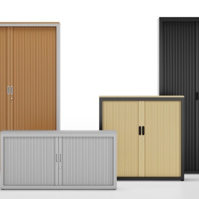 Quatro armários de escritório com portas de correr em diferentes cores