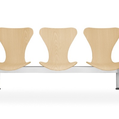 Bancada com três cadeiras de madeira clara, estrutura metálica branca, fundo branco