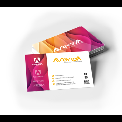 Cartão de visita colorido com informações de contacto e código QR