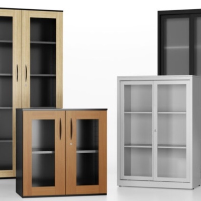 Quatro armários com portas de vidro em várias cores