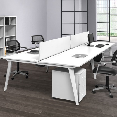 Escritório moderno com mesas brancas e cadeiras pretas