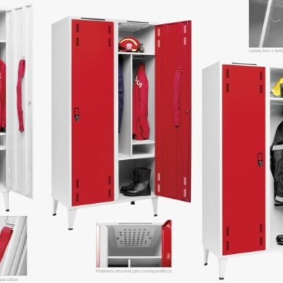 Cacifos metálicos brancos com portas vermelhas e equipamento de proteção pessoal