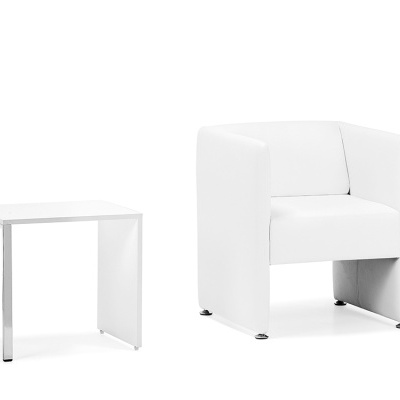 Cadeira branca de couro e mesa baixa com estrutura metálica prateada
