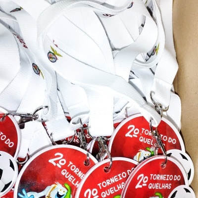 Medalhas do 2º Torneio do Quelhas penduradas em fitas brancas