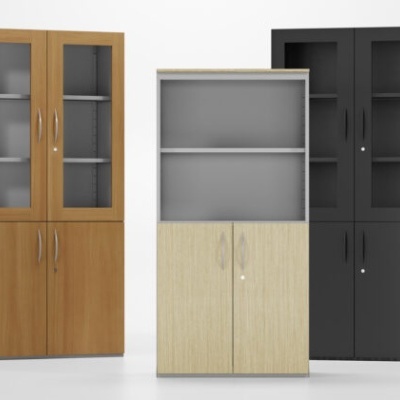 Três armários altos com portas superiores de vidro e inferiores de madeira em três cores diferentes