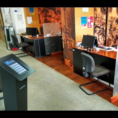 Espaço de atendimento com secretárias e quiosque digital