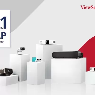 Cinco projetores DLP ViewSonic exibidos sobre pedestais brancos em fundo branco e vermelho com texto promocional