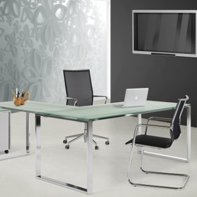 Escritório com secretária de vidro, duas cadeiras pretas, laptop e decoração minimalista.