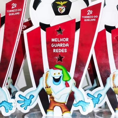 Troféus de futebol com figuras animadas e texto em vermelho e branco